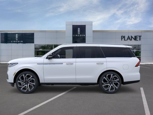 New 2026 Lincoln Navigator Reserve AWD/4WD image 3