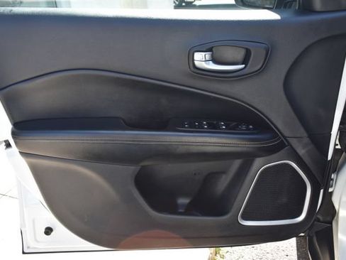 Used 2018 Jeep Compass Latitude w/ Cold Weather Group AWD/4WD image 17