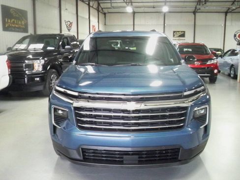 Used 2025 Chevrolet Traverse LT w/ Enhanced Driving Package image 2