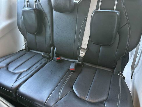 Used 2023 Chrysler Pacifica Touring-L FWD image 17