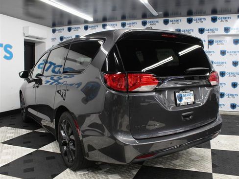 Used 2018 Chrysler Pacifica Touring Plus w/ S Appearance Package FWD image 2