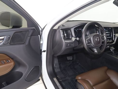 Used 2019 Volvo XC60 T5 Momentum w/ Multimedia Package image 47