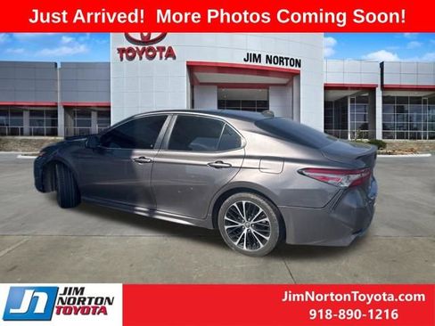 Used 2019 Toyota Camry SE FWD image 3