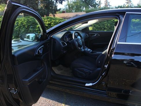 Used 2016 Chrysler 200 LX FWD image 5