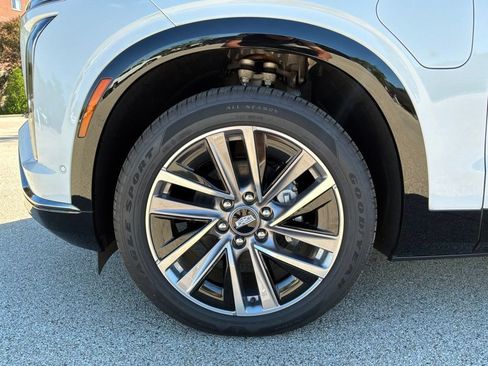 New 2026 Cadillac Vistiq Sport w/ LPO, Floor Liner Package AWD/4WD image 9