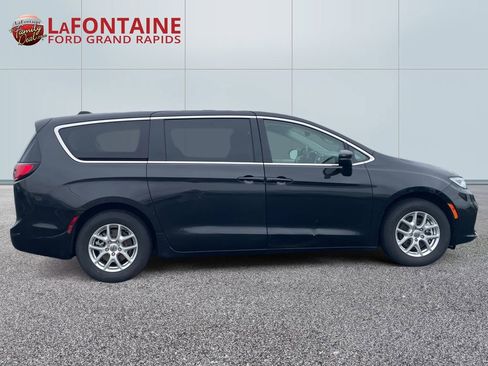 Used 2023 Chrysler Pacifica Touring-L FWD image 8