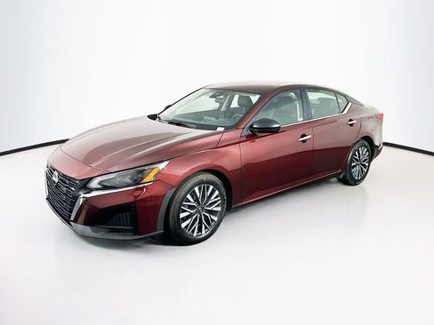 Used 2024 Nissan Altima 2.5 SV image 3