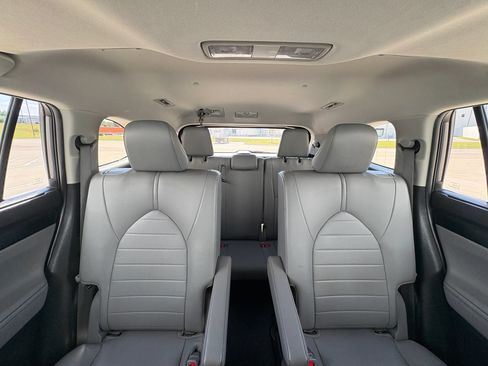 Used 2020 Toyota Highlander XLE FWD image 39