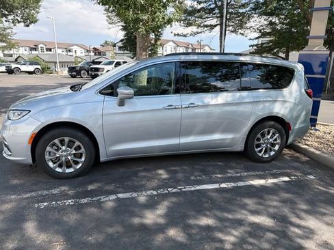 Used 2022 Chrysler Pacifica Touring-L AWD/4WD image 3