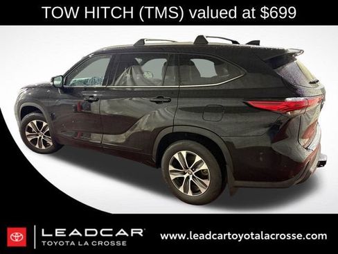 Used 2022 Toyota Highlander XLE AWD/4WD image 2