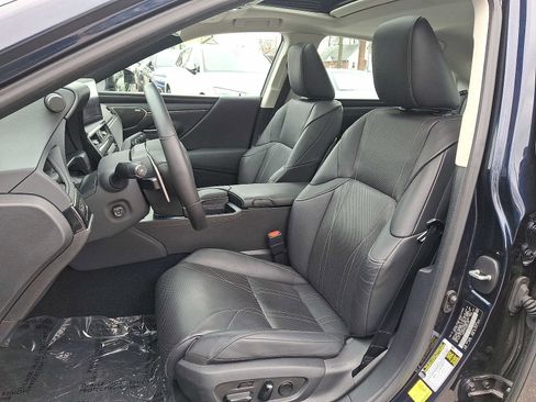 Used 2022 Lexus ES 300h Luxury image 11