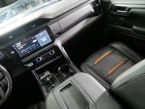 Used 2022 GMC Sierra 1500 AT4 w/ AT4 Premium Package AWD/4WD image 11