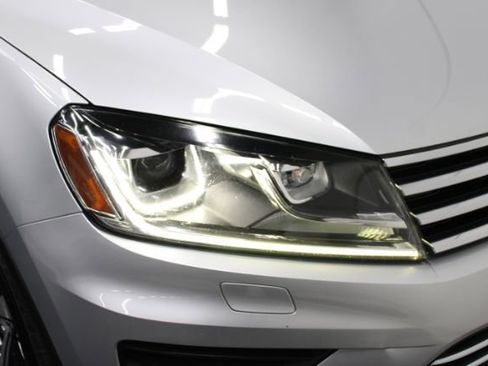 Used 2017 Volkswagen Touareg Wolfsburg Edition image 29