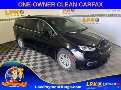 Used 2025 Chrysler Pacifica Select