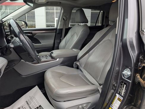 Used 2021 Toyota Highlander Limited image 12