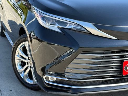 Used 2023 Toyota Sienna Platinum FWD image 6