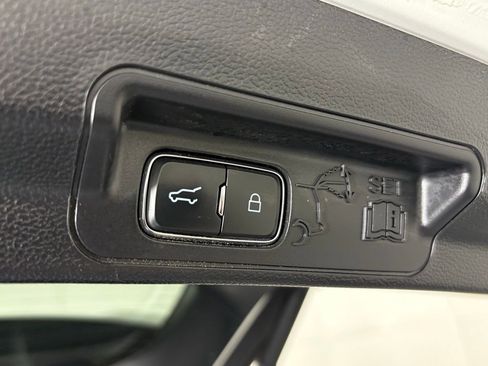 Used 2023 Ford Explorer XLT w/ Equipment Group 202A RWD image 41