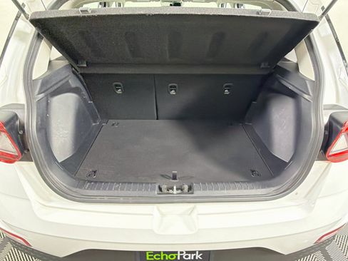 Used 2025 Hyundai Venue SEL FWD image 28