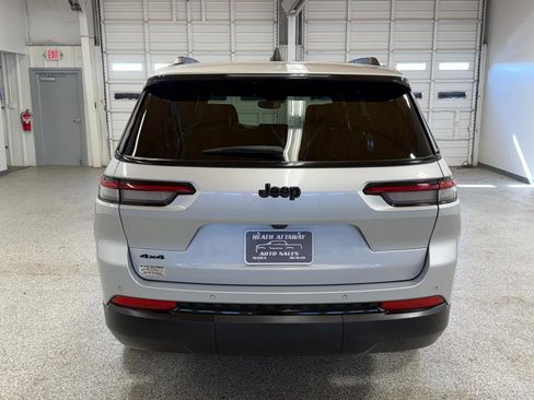 Used 2024 Jeep Grand Cherokee L Laredo image 3