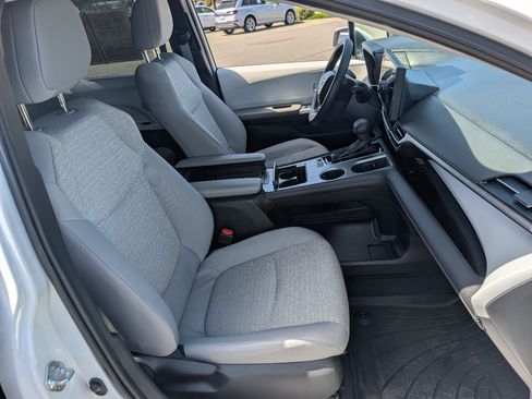 Used 2025 Toyota Sienna LE FWD image 9