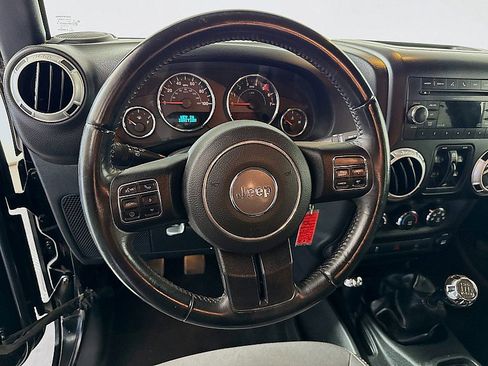 Used 2017 Jeep Wrangler Unlimited Sahara w/ Connectivity Group AWD/4WD image 12