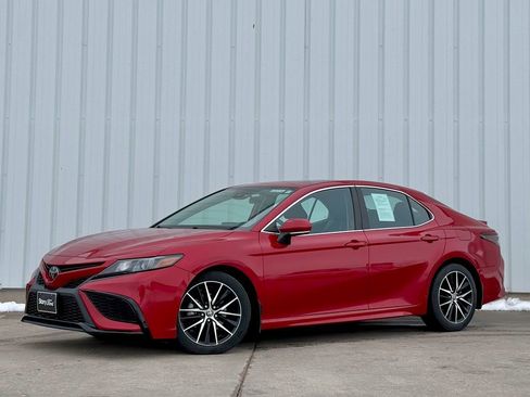 Used 2021 Toyota Camry SE w/ Cold Weather Package image 2