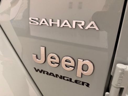 Used 2024 Jeep Wrangler Unlimited Sahara w/ Technology Group AWD/4WD image 15
