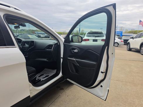 Used 2019 Jeep Cherokee Latitude w/ Cold Weather Group AWD/4WD image 12