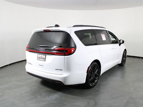 Used 2025 Chrysler Pacifica Limited FWD image 13