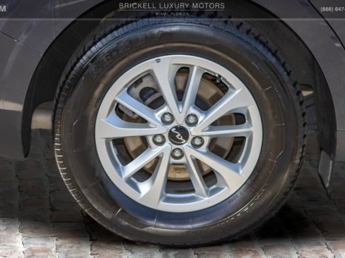 Used 2022 Kia Carnival LX image 33