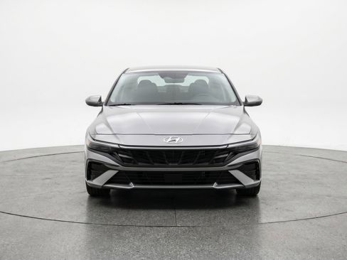 Used 2025 Hyundai Elantra SEL FWD image 2