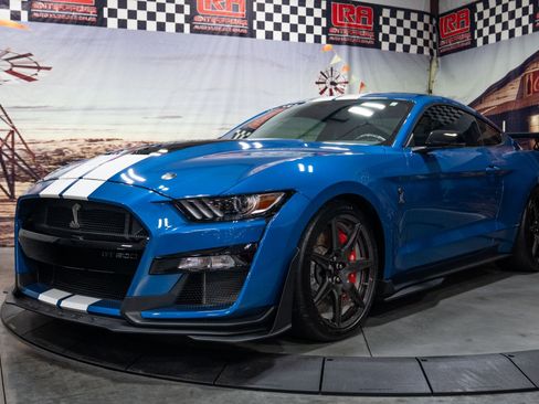 Used 2020 Ford Mustang Shelby GT500 w/ Carbon Fiber Track Pack RWD image 2