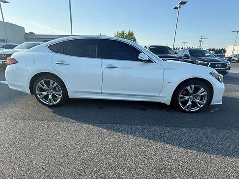 Used 2019 INFINITI Q70 Luxe w/ Sport Package AWD/4WD image 15