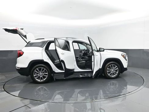 Used 2024 GMC Terrain SLT image 30