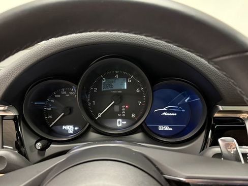 Certified 2022 Porsche Macan AWD/4WD image 19