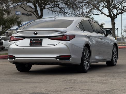 Used 2020 Lexus ES 300h w/ Premium Package image 12