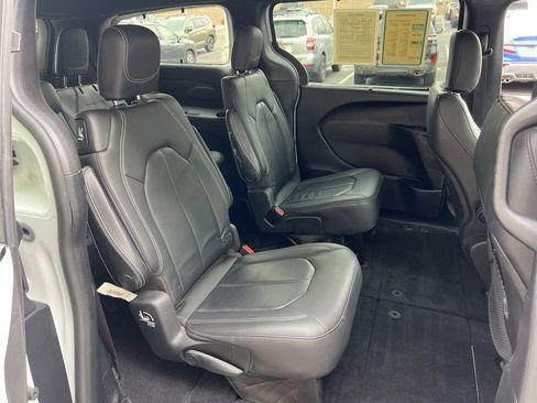 Used 2021 Chrysler Pacifica Touring-L w/ S Appearance Package image 24