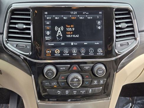 Used 2022 Jeep Grand Cherokee Laredo E w/ Security & Convenience Group image 24