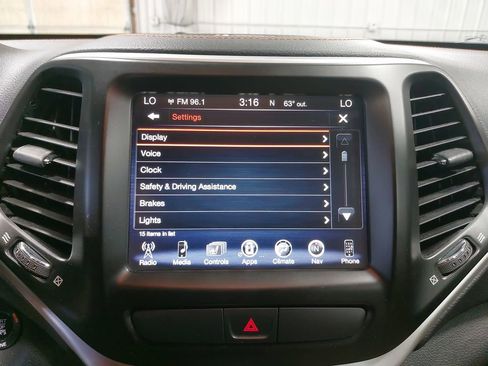 Used 2016 Jeep Cherokee Limited FWD image 22