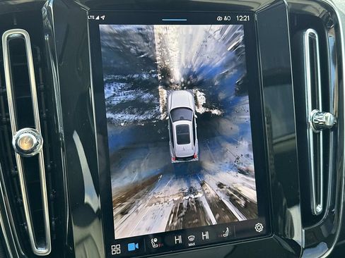 Used 2025 Volvo XC40 B5 Plus image 27