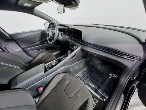 Certified 2025 Hyundai Elantra SEL image 29
