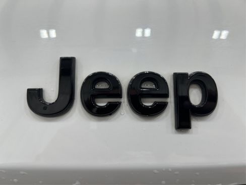 Used 2023 Jeep Grand Cherokee Limited w/ Luxury Tech Group II AWD/4WD image 23