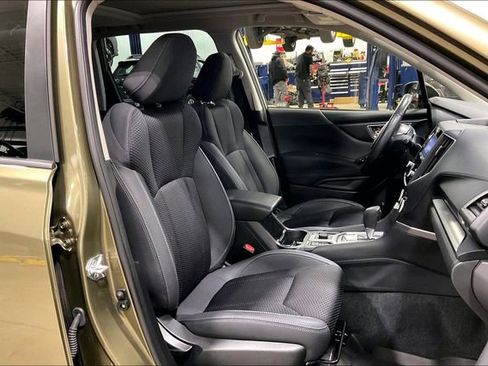 Used 2023 Subaru Forester Premium image 7