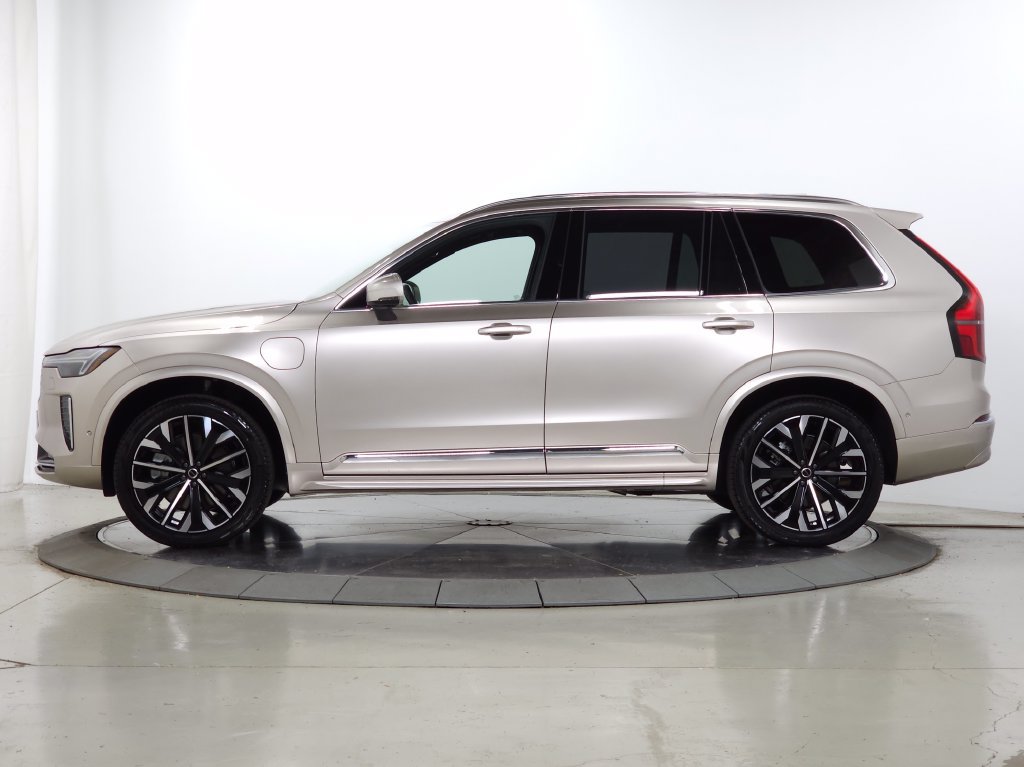 Used 2026 Volvo XC90 T8 Plus w/ Protection Package Premier AWD/4WD image 4