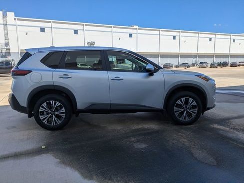 Used 2023 Nissan Rogue SV image 4
