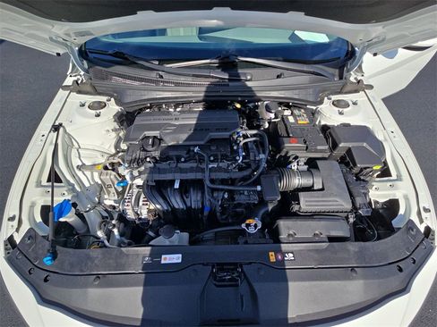 Used 2025 Hyundai Elantra SE image 29