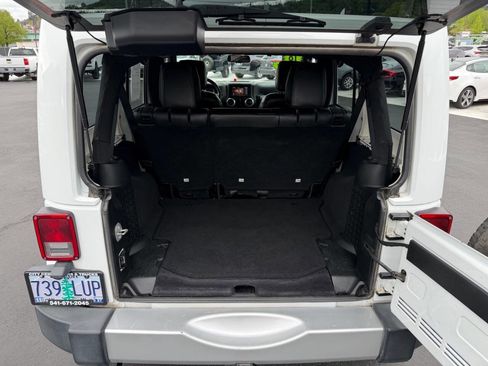 Used 2018 Jeep Wrangler Unlimited Sahara AWD/4WD image 19