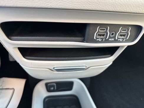 Used 2024 Chrysler Pacifica Touring-L image 13