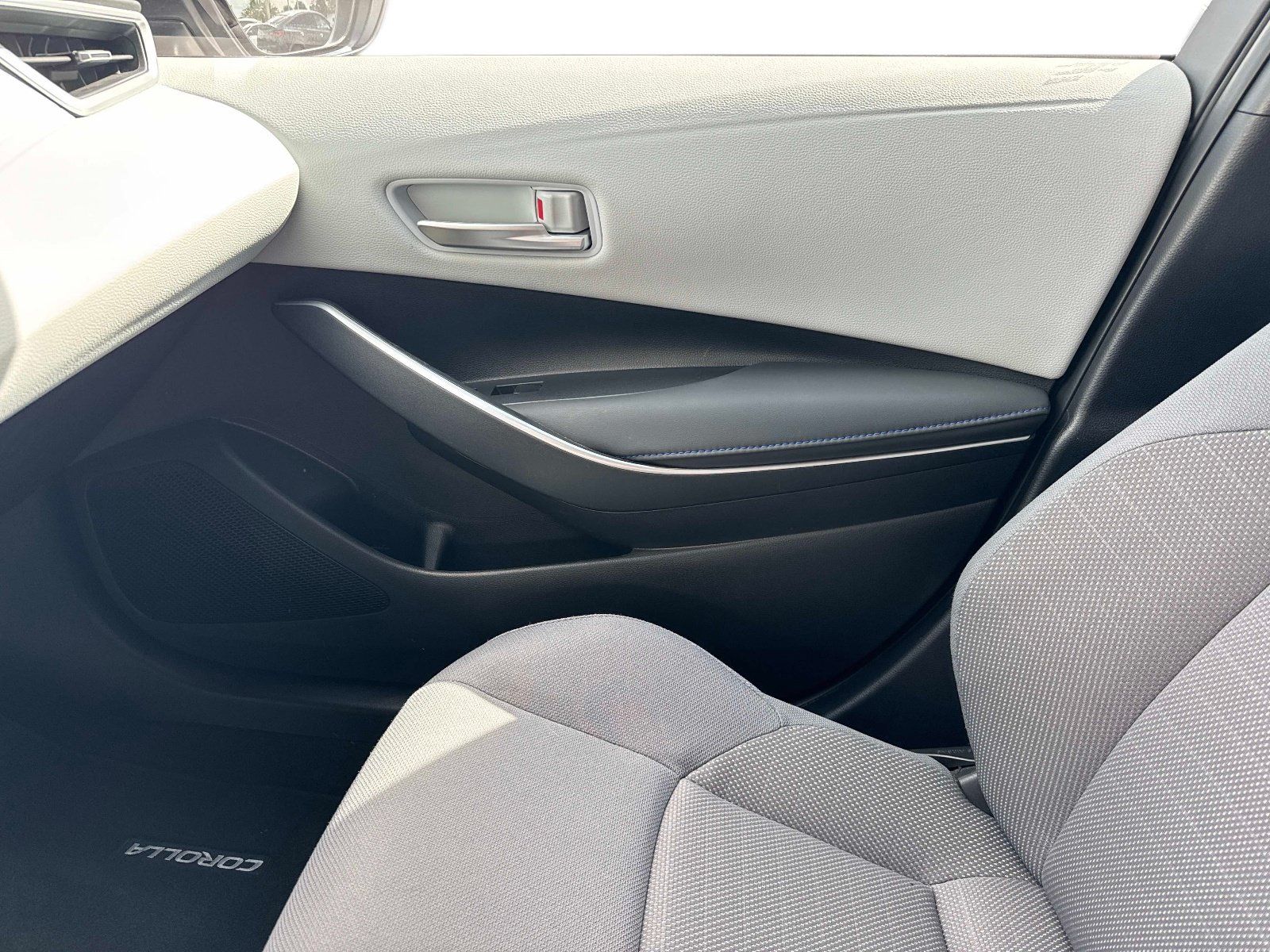 Used 2022 Toyota Corolla SE w/ SE Premium Package FWD image 22