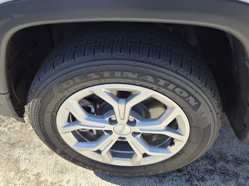 Used 2024 Jeep Compass Latitude image 10